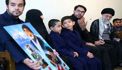 قائد الثورة الإسلامية: أسر الشهداء هم رمز الثورة الإسلامية